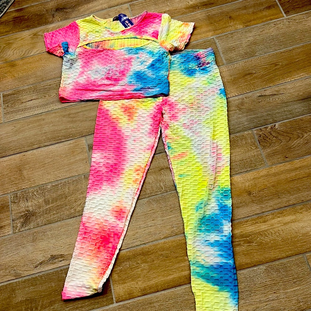Plus size workout set! Cropped top & butt enhancing leggings! Beautiful colors!